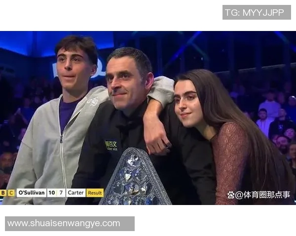 足球明星与儿子温馨合影展现父子情深的幸福瞬间 足球明星与儿子温馨合影展现父子情深的幸福瞬间