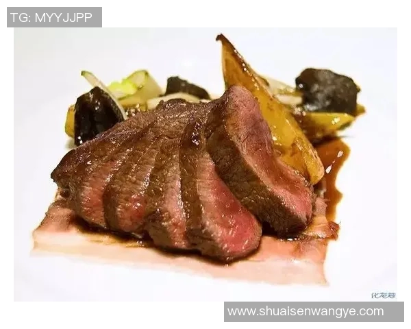 足球明星们的厨房秀：精彩炒菜瞬间大集合，尽显厨艺风采与球场魅力