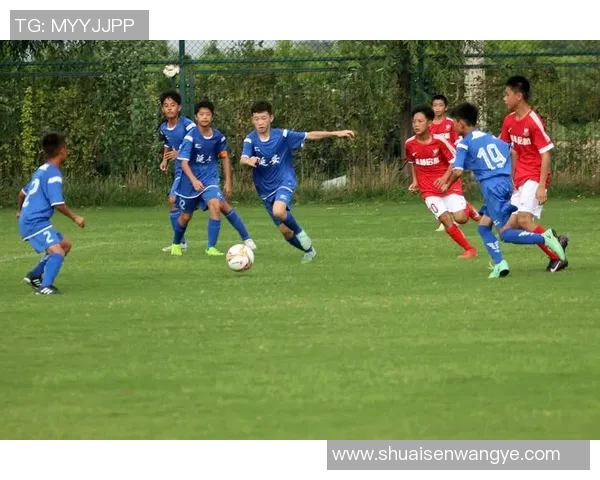 足球明星在空中飞翔的瞬间展现力量与激情的精彩瞬间图片合集 足球明星在空中飞翔的瞬间展现力量与激情的精彩瞬间图片合集